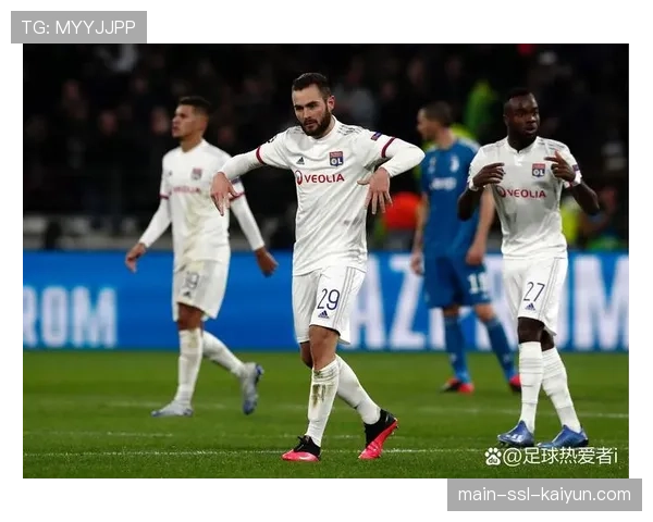 特写:一座小镇的足球周末,孩子们在社区球场模仿法甲球队的防守阵型